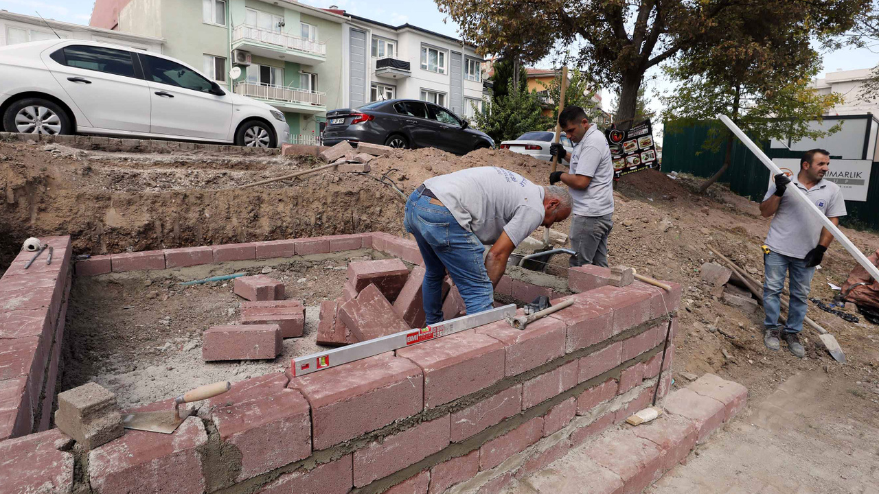 Yenimahalle'de park ve bahçelerde onarım yapıldı