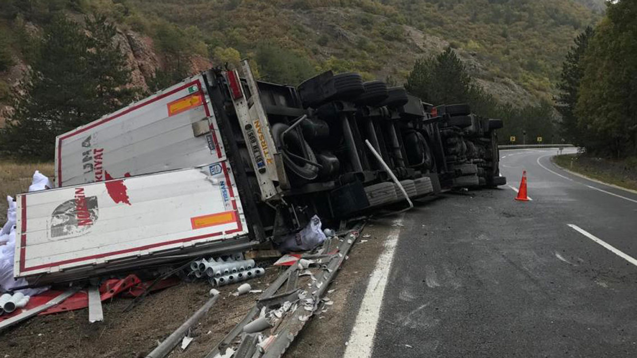 Kızılcahamam'da plastik yüklü TIR devrildi!