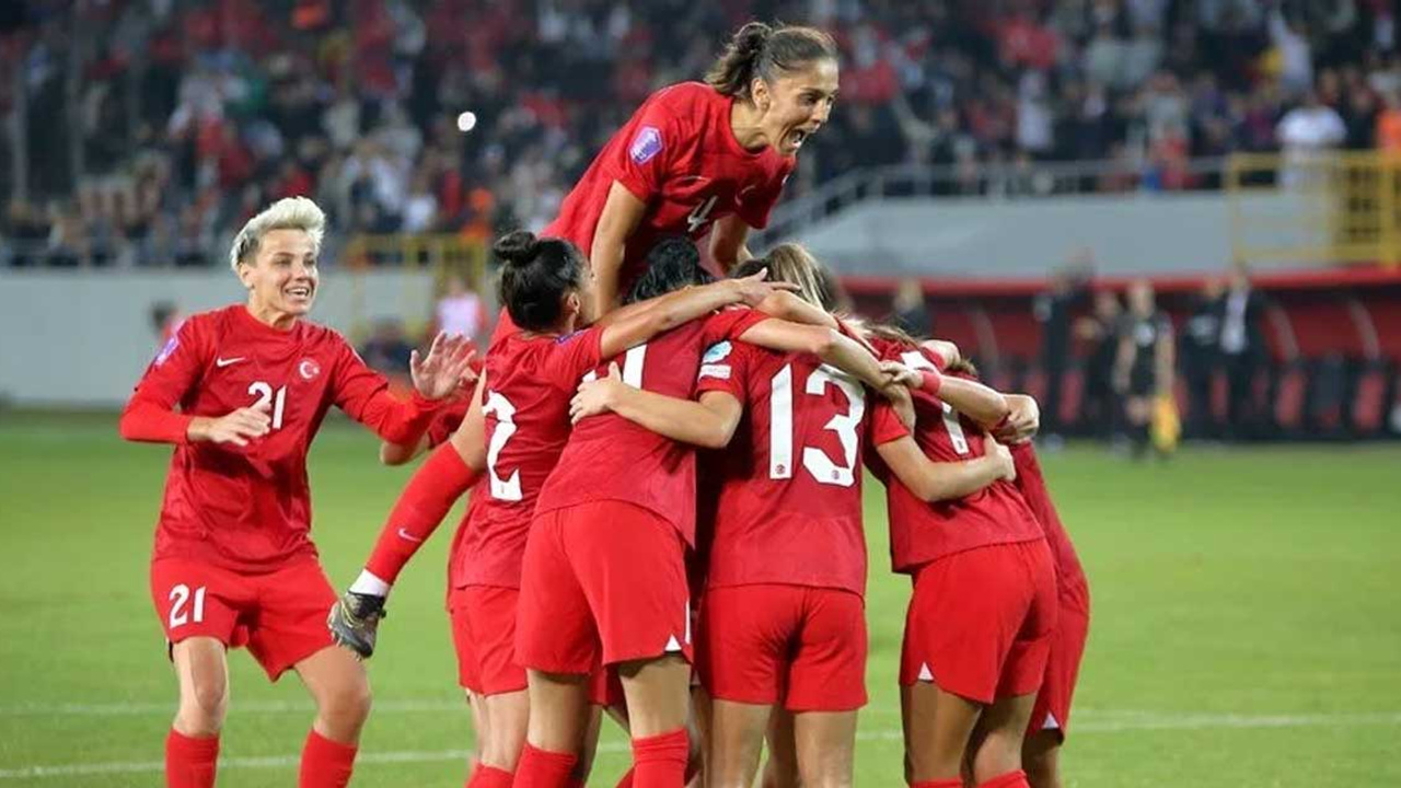 Türk futbolu için tarihi akşam: Kadın A Millî Futbol Takımımız EURO 2025 için sahada! | Rakip Ukrayna...