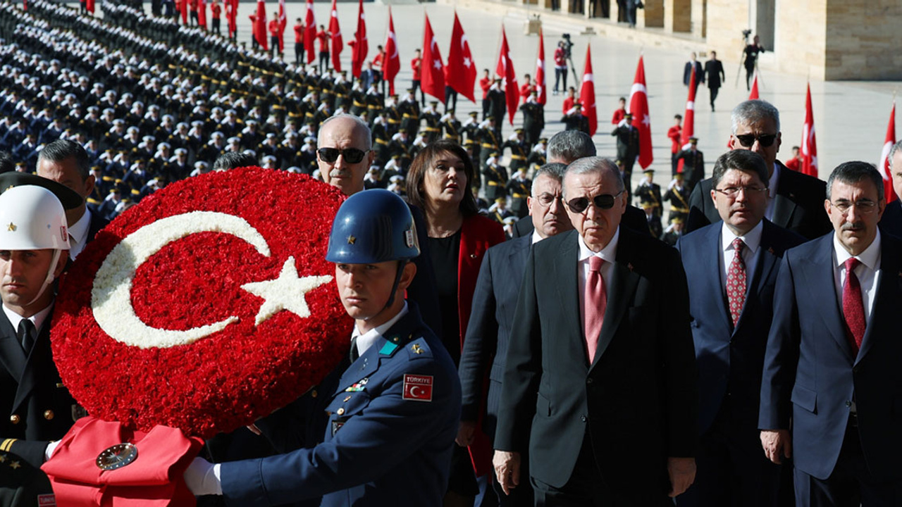 Cumhurbaşkanı Erdoğan başkanlığındaki devlet erkanı Anıtkabir'i ziyaret etti