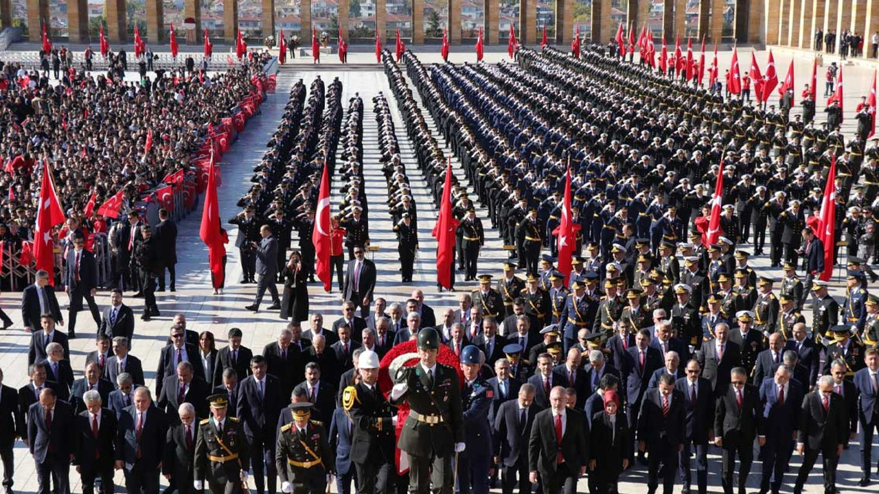 Ankara Milletvekili Deniz Demir, CHP lideri Özgür Özel'le Anıtkabir'de törene katıldı