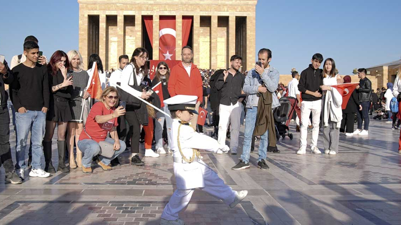 Anıtkabir’de 3 yaşındaki Barskan Özenç, askerlerin nöbet değişimini taklit ederek ziyaretçilerin ilgi odağı oldu