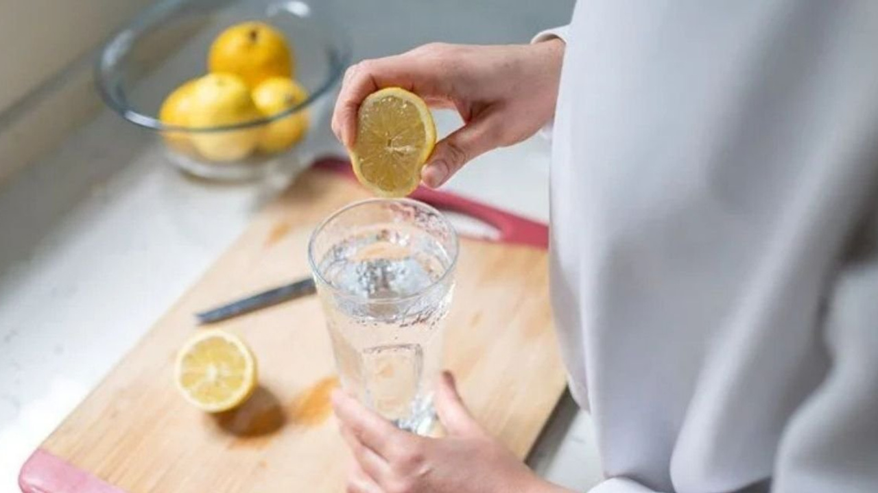 Aç karnına limonlu su içince vücutta neler olur?