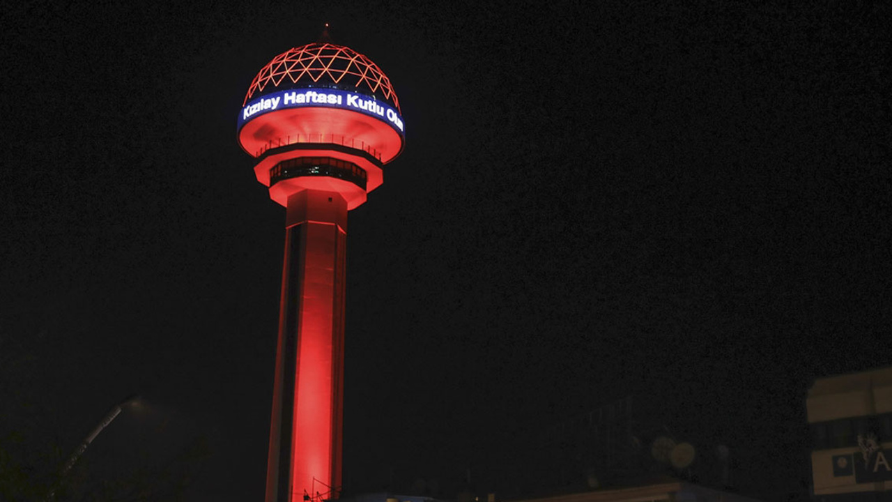 Ankara'nın sembol yapıları kırmızıya büründü