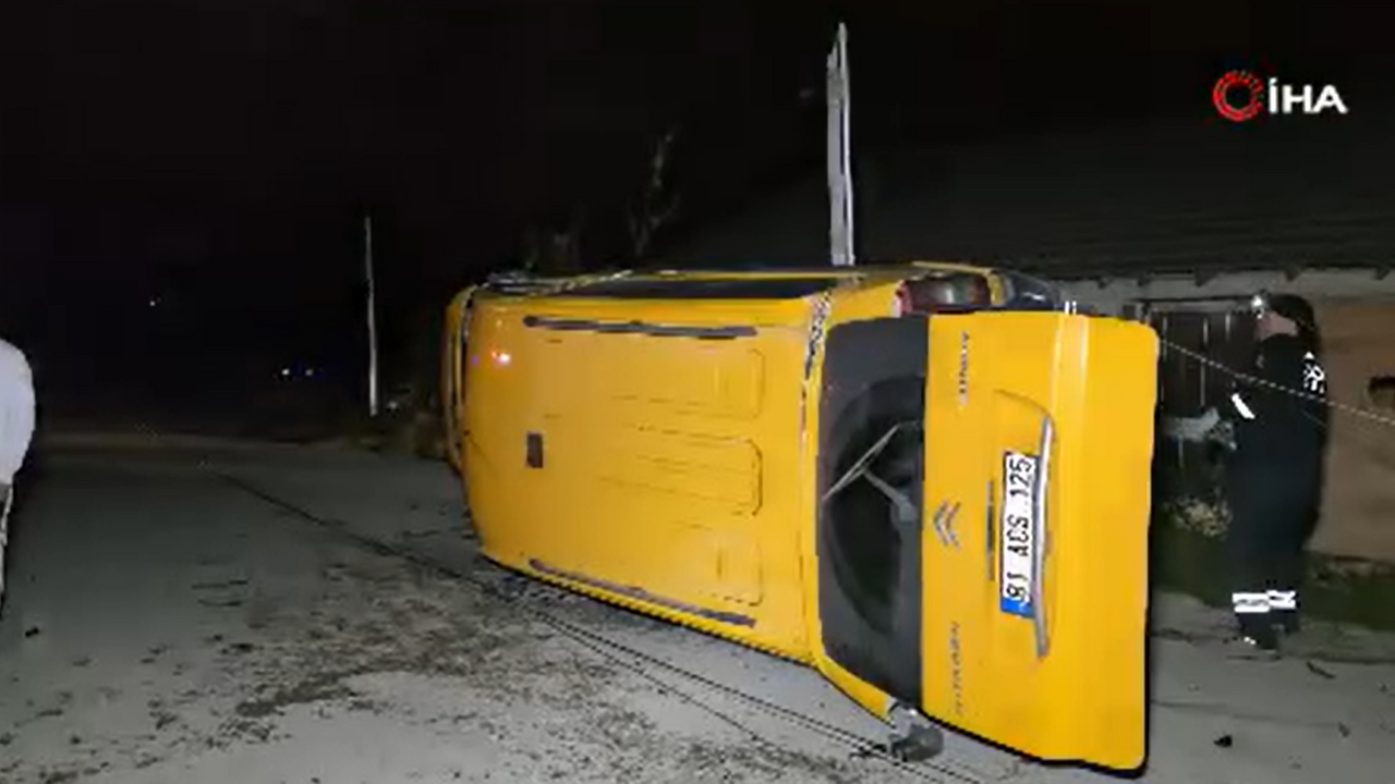 Düzce'de hafif ticari araç elektrik direğine çarptı: 3 yaralı