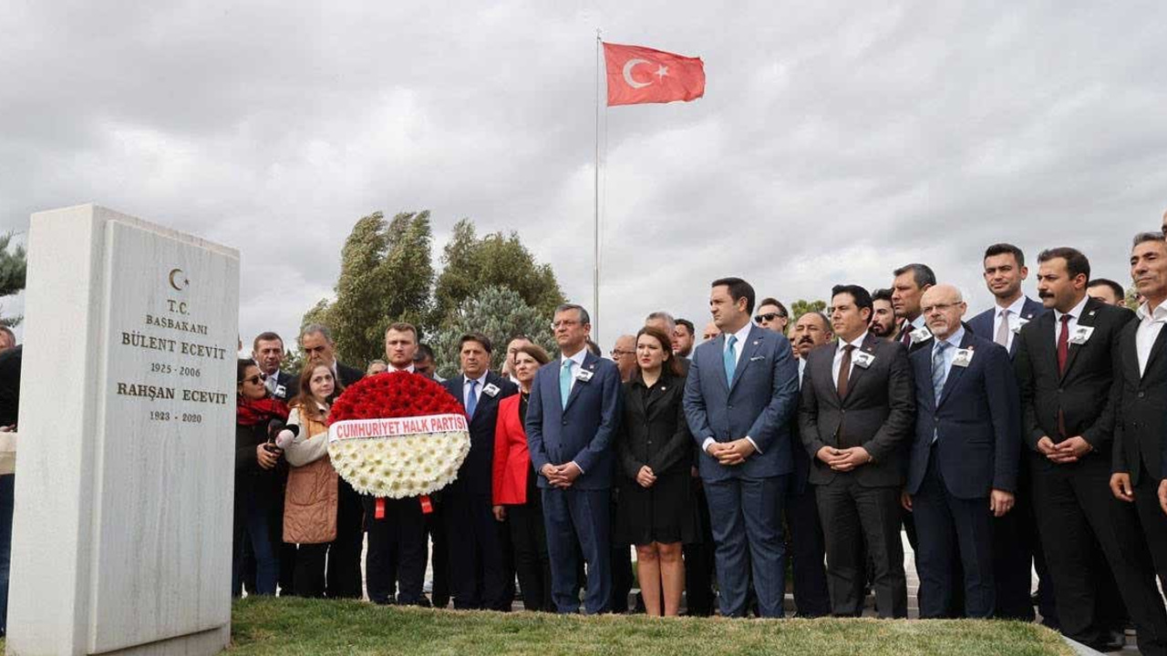 Özgür Özel, Bülent Ecevit'in kabrini ziyaret etti