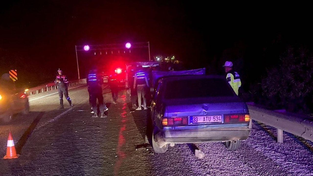 Mersin'de katliam gibi kaza: Otomobil, Lastik değiştirenlerin arasına daldı