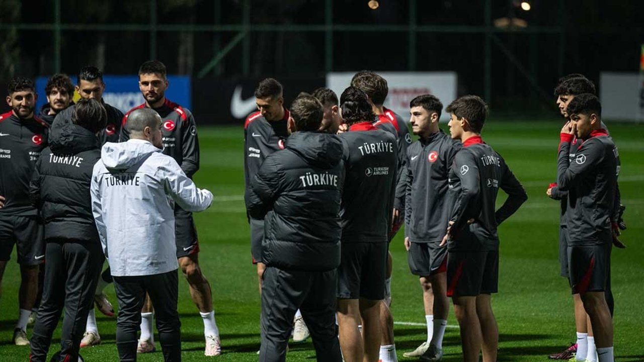 A Milli Futbol Takımının Galler maçı hazırlıkları başladı: Eksik isimler yerine Ümit milliler antrenmanda