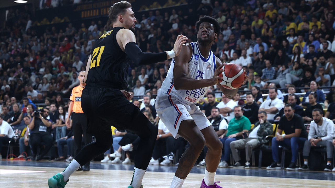 Anadolu Efes, Baskonia'dan zaferle döndü