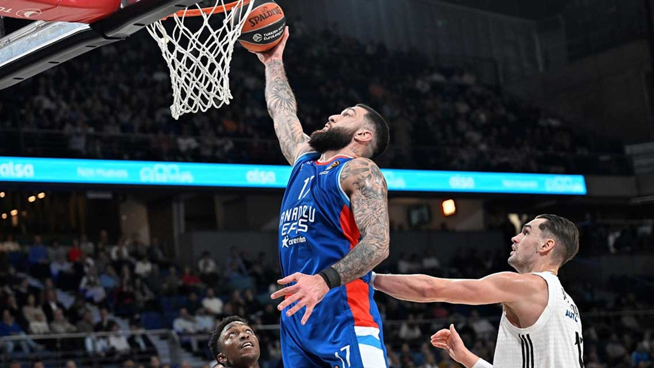 Anadolu Efes, Real Madrid'i deplasmanda mağlup etti: Euroleague'de üst üste ikinci galibiyet