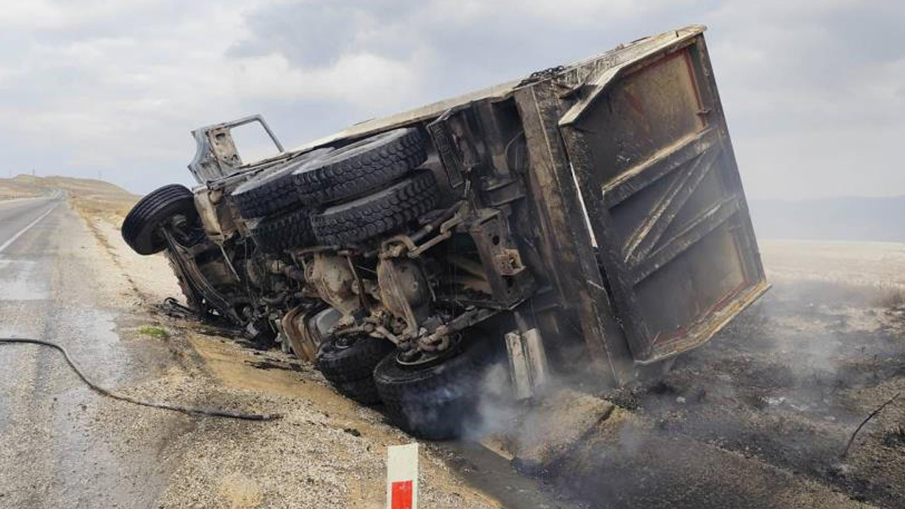 Kırıkkale'de tekeri kopan kamyondan çıkan kıvılcımlar yangına neden oldu