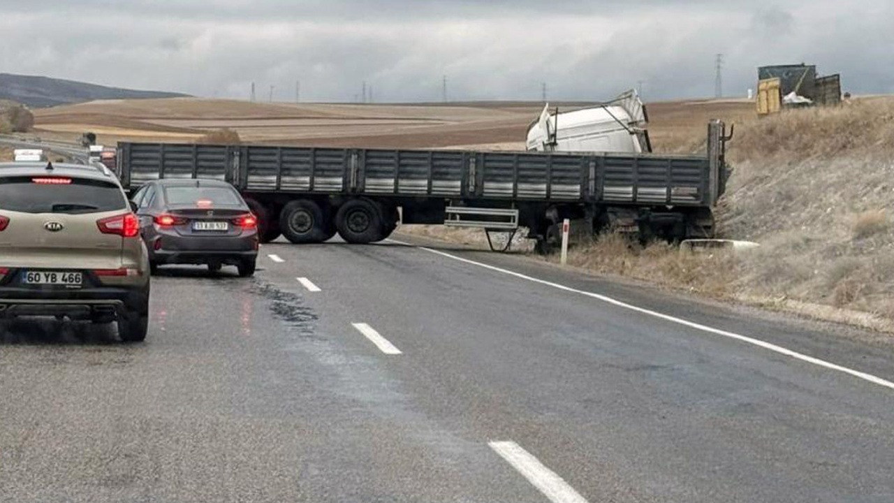 Yozgat'ta kayan TIR yol kapattı