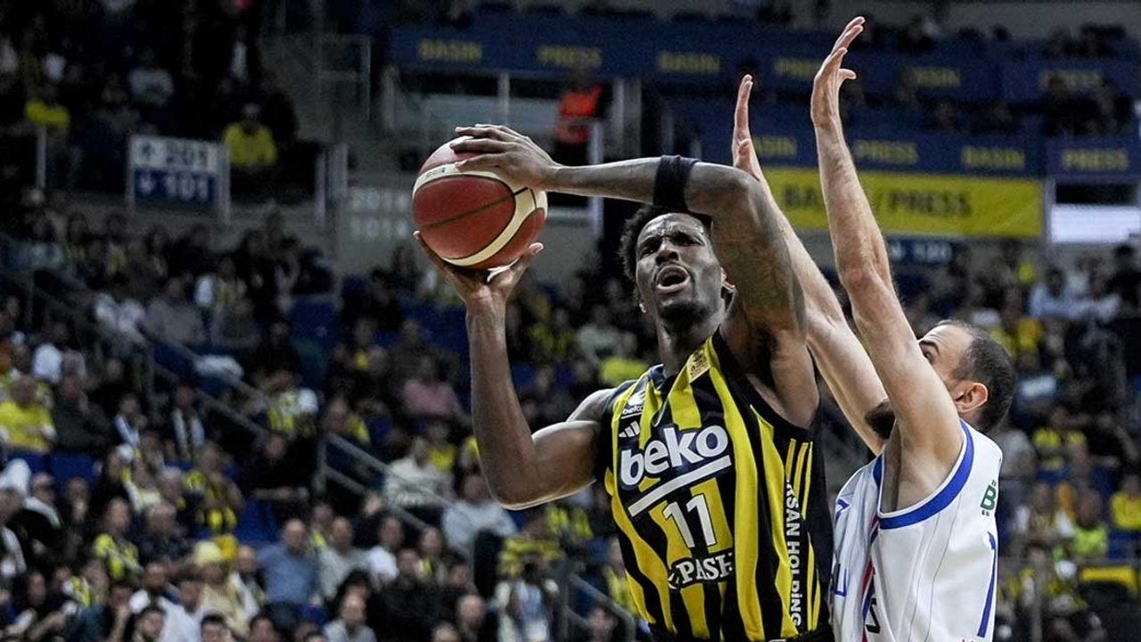 Fenerbahçe, Euroleague'in ardından ligde de doludizgin: Anadolu Efes'i deplasman yıktı