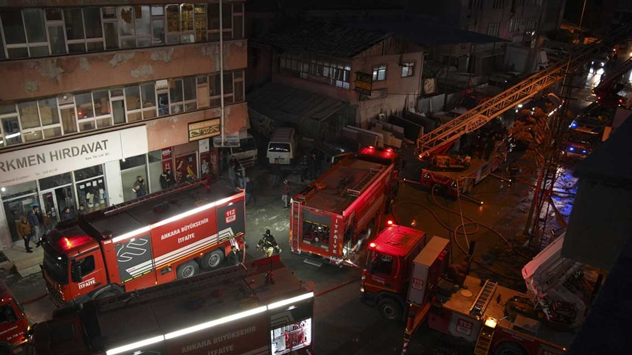 Ankara, Siteler’de mobilya boyama atölyesinde çıkan yangın 2,5 saat sonra kontrol altına alındı