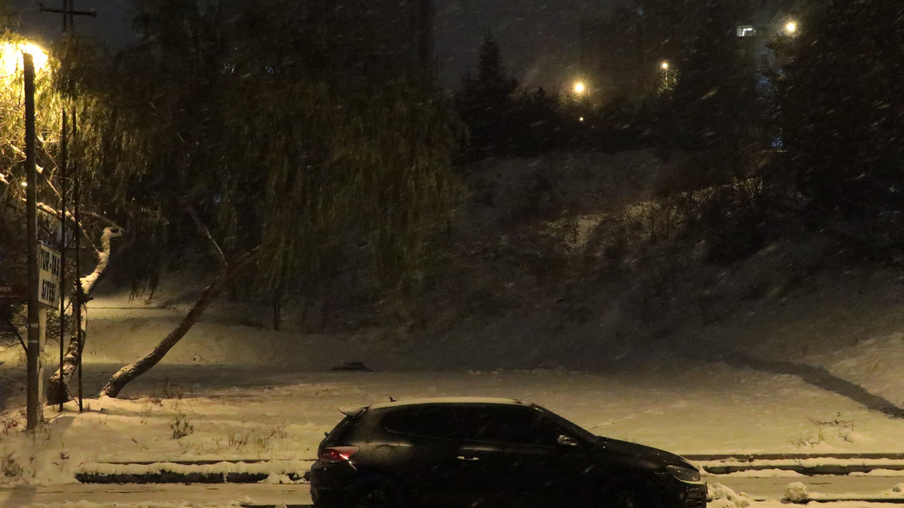 Ankara'da gece boyu kar yağışı sürdü