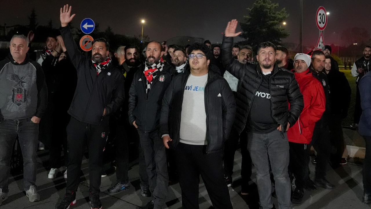 Beşiktaş taraftarı havalimanında takımı protesto etti