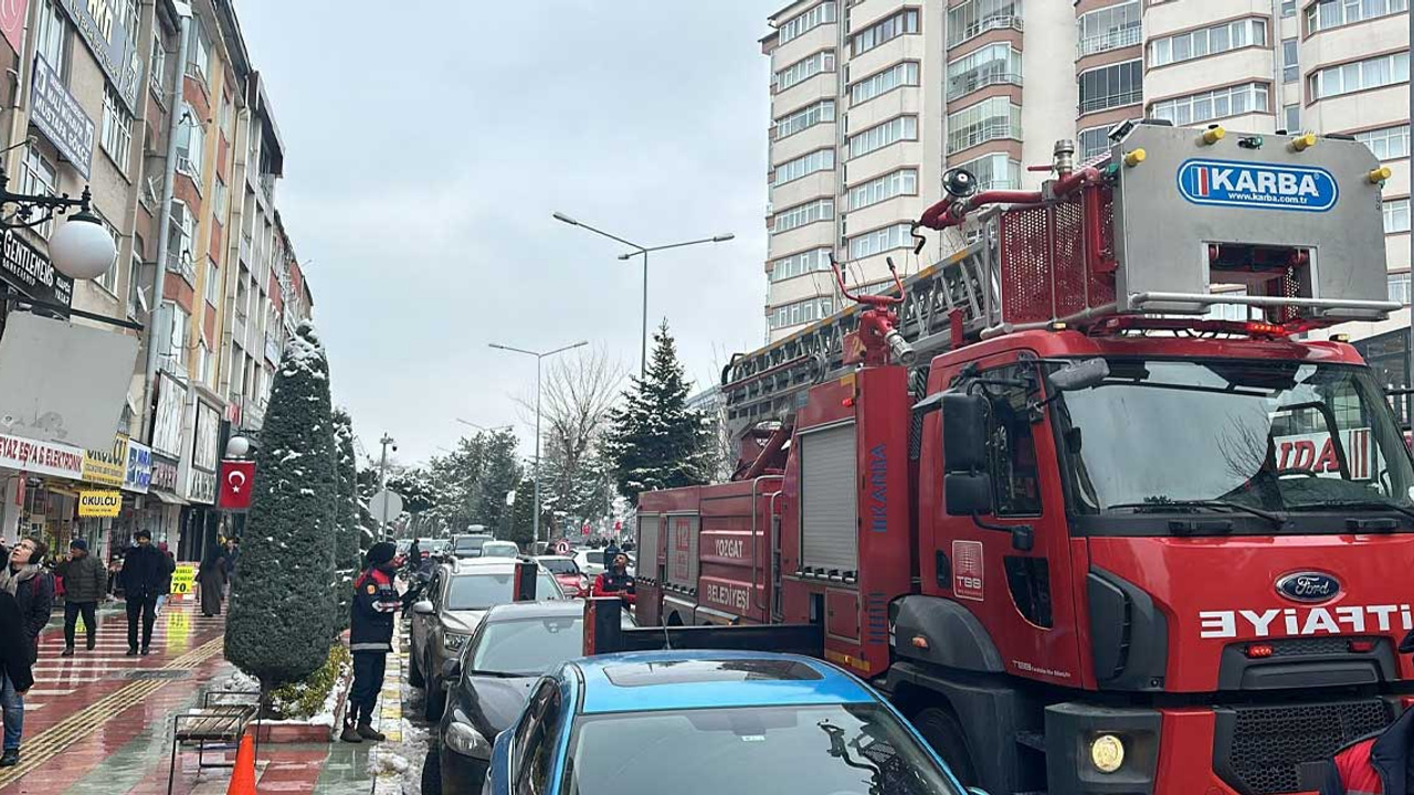 Yozgat Belediyesi, buz kütlelerini temizleyerek olası tehlikeleri önlüyor