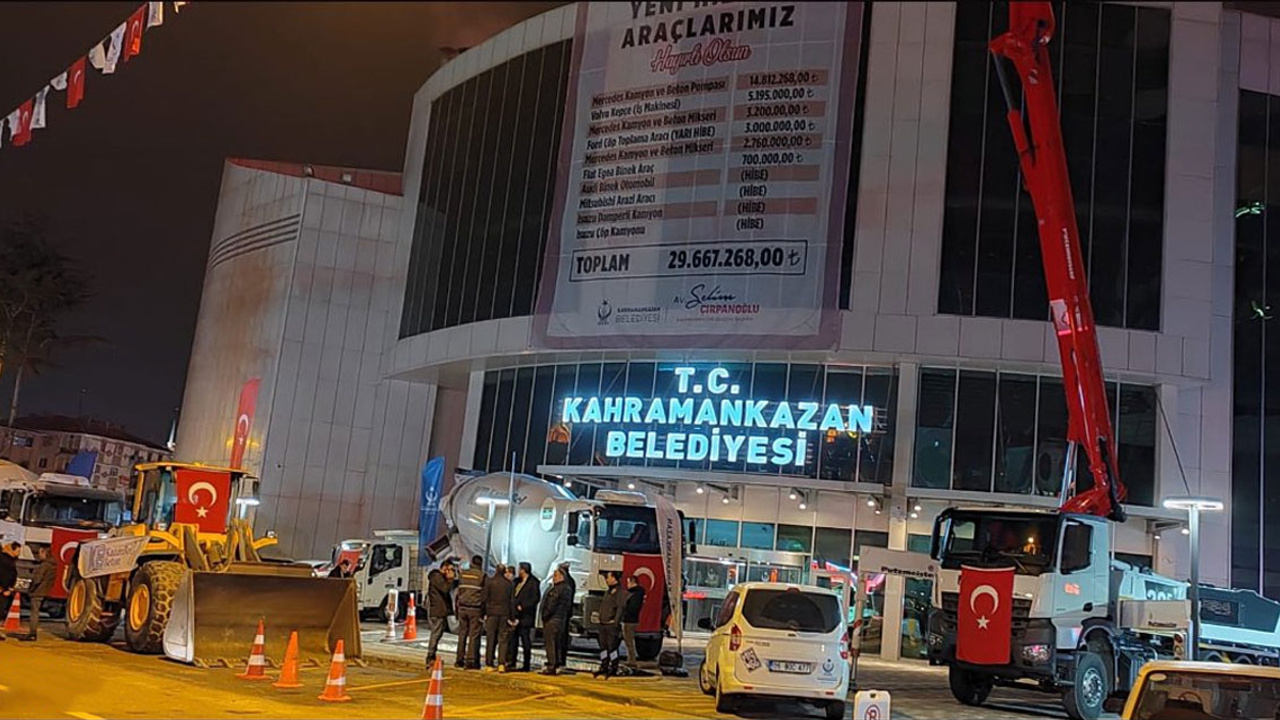 Kahramankazan Belediyesinden 10 yeni hizmet aracı| Alınan araçlar ve ödenen ücretler belediye binasına asıldı