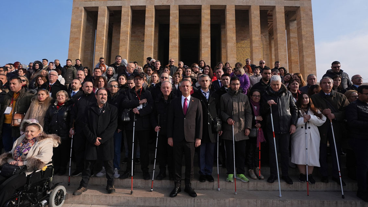 Özgür Özel, Anıtkabir'i ziyaret etti