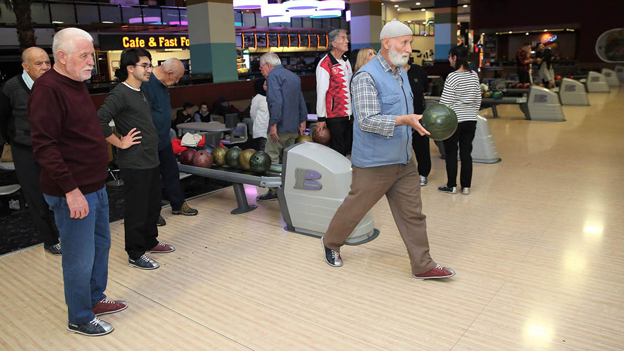 Huzurevi sakinleri bowling etkinliğinde buluştu