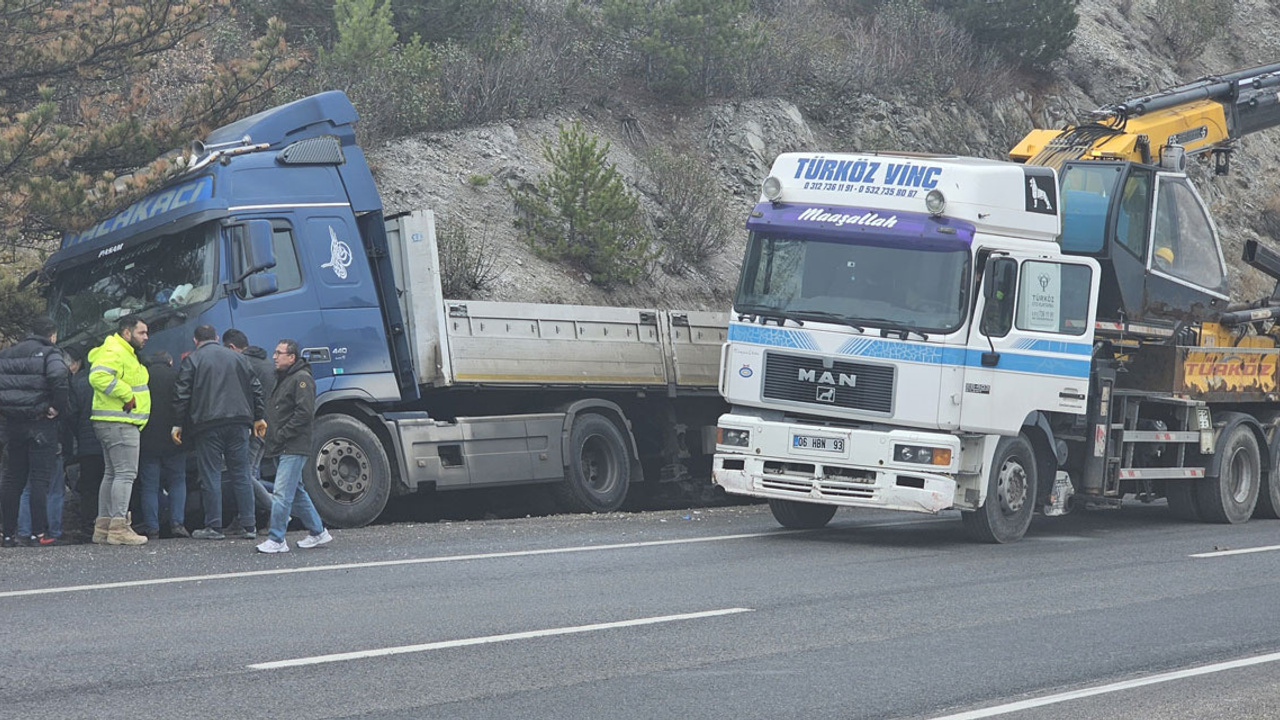 Ankara'da lastiği patlayan TIR bariyerlere çarptı