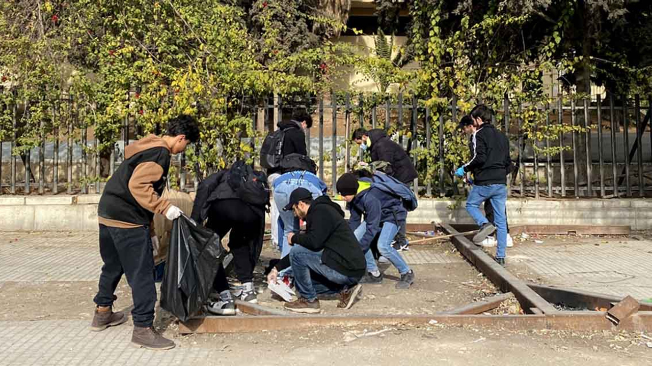 Gençler sokakları temizliyor, Şam’da savaşın izleri siliniyor