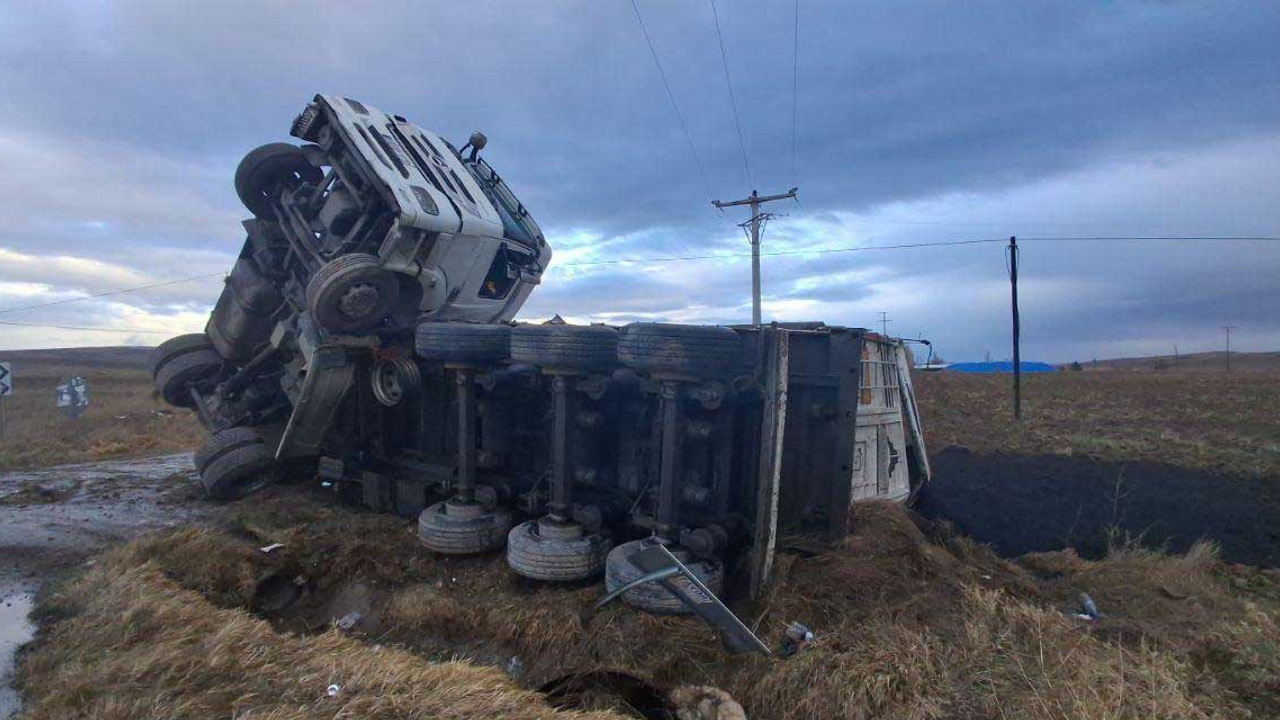 Çorum-Yozgat kara yolunda iki TIR'ın devrilmesi sonucu 2 kişi yaralandı