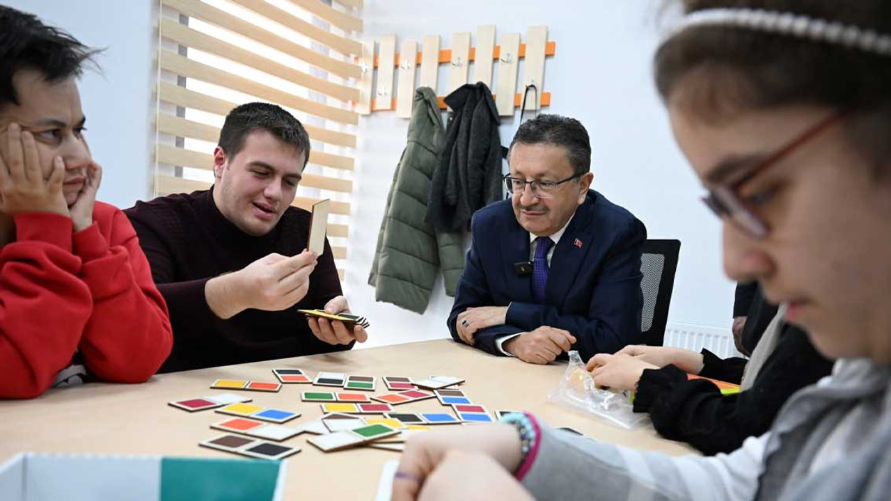 Altındağ Belediye Başkanı Veysel Tiryaki, Engelsiz Yaşam Merkezi'nde özel gençlerle buluştu