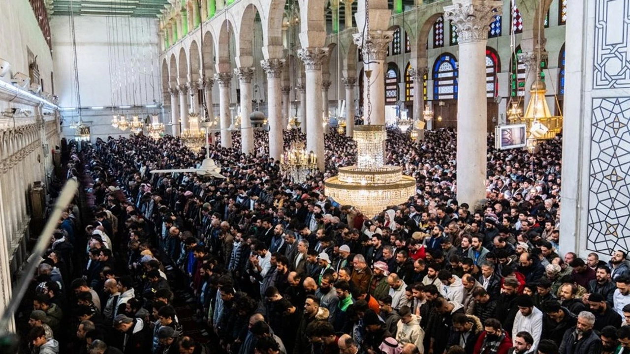 Suriye'de Esed sonrası Emevi Camisi’nde ilk cuma namazı kılındı I Lübnan'da hutbe konusu: Esad Rejimi'nin çöküşü