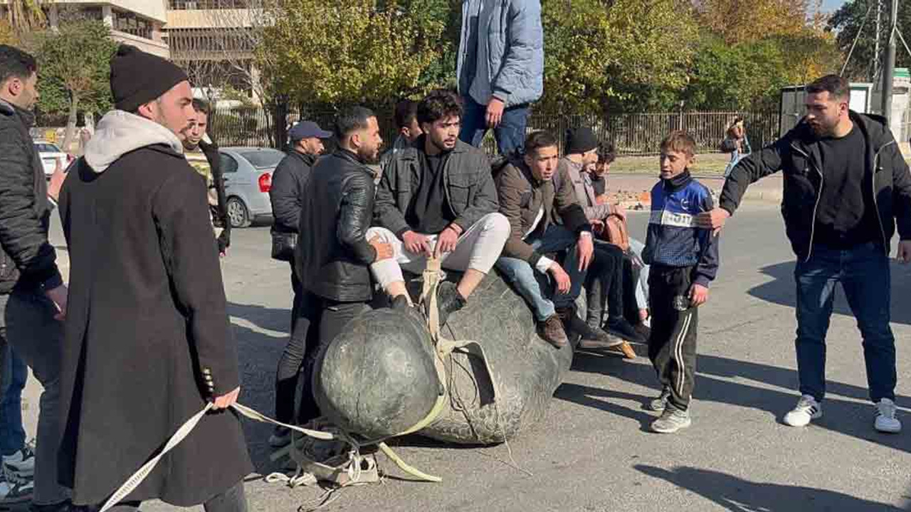 Şam'da Hafız Esad'ın heykeli sürüklendi: Rejim karşıtı tepkiler devam ediyor