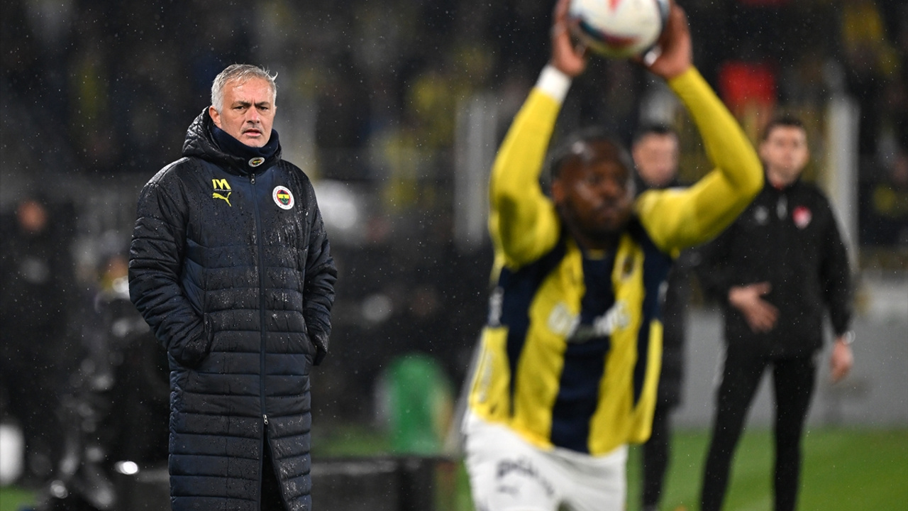 Jose Mourinho galibiyeti Samet Akaydin'a hediye etti