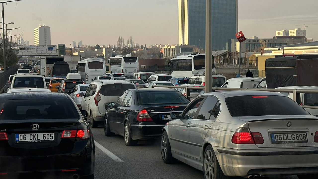 Fatih Ünal: Neredeyse öğlen oldu ama Ankara'da trafik hâlâ felç