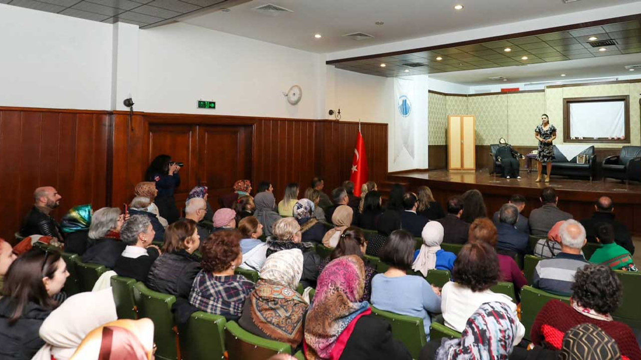 Altındağ Belediyesi ve Adalet Bakanlığı ortaklığında sahnelenen "Entrikalı Dolap Komedyası" çoşkuyla seyredildi