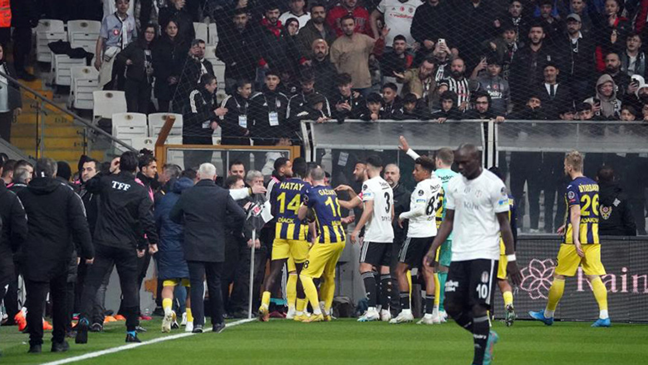 Tribünlerden yabancı madde atıldı