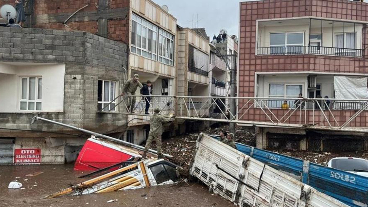 Selden etkilenen vatandaşlar için askerler köprü kurdu