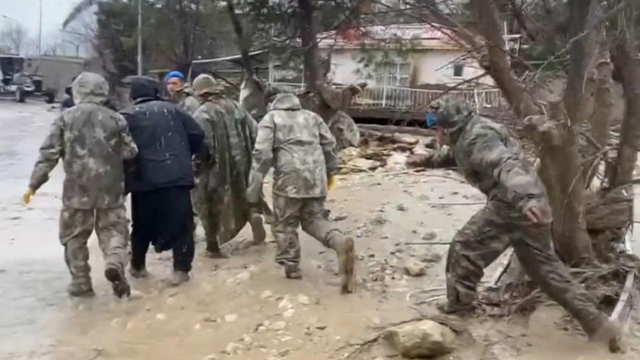 Selden etkilenen vatandaşların yardımına 10’uncu Komando Tugayı koştu
