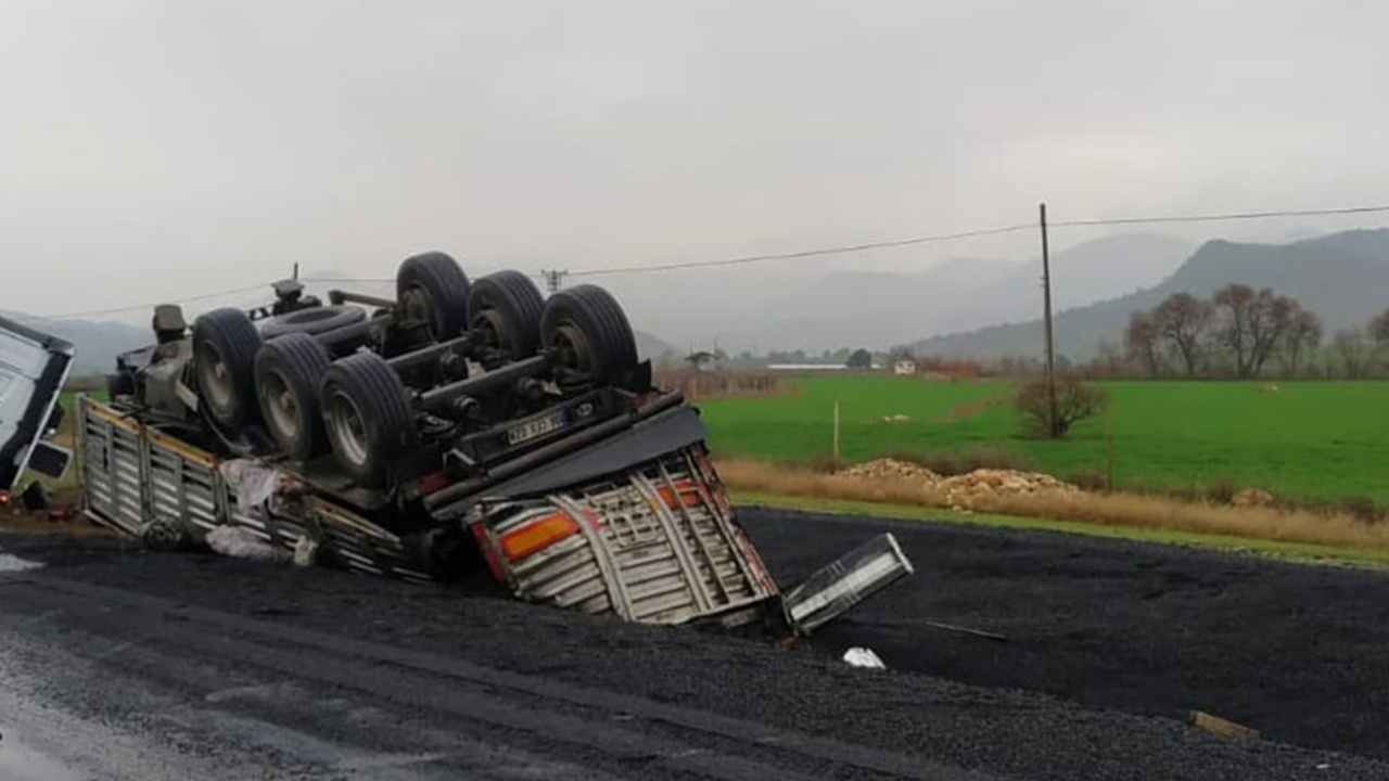 Nallıhan-Ankara karayolunda tır şarampole devrildi