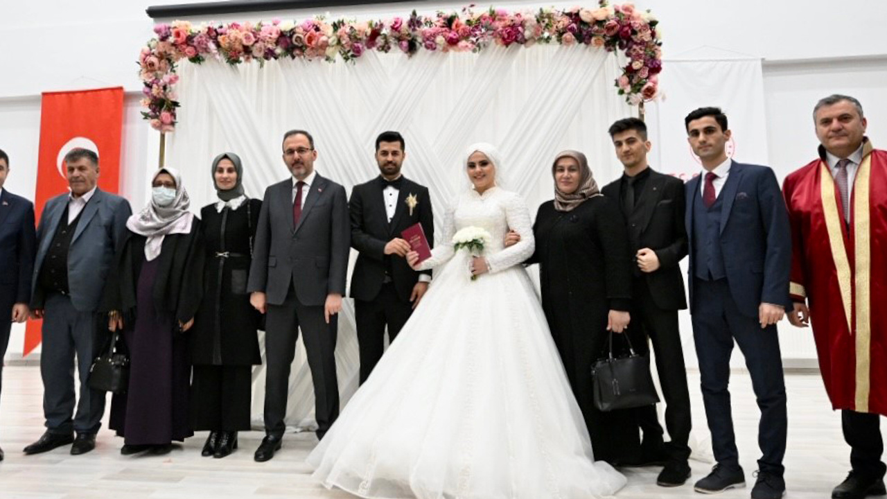 Bakan Kasapoğlu depremzede çiftin nikah şahidi oldu