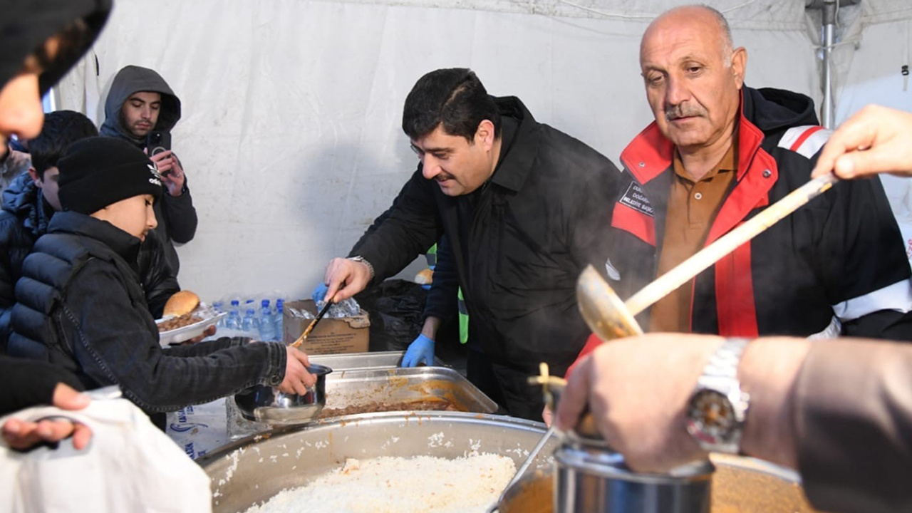 Kahramankazan Belediyesi, deprem bölgesinde 4 bin kişilik iftar çadırı kuruyor