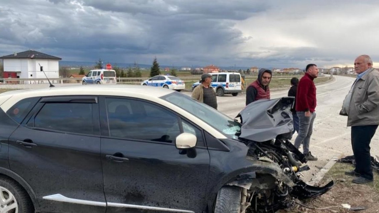 Ankara'da 2 otomobil çarpıştı