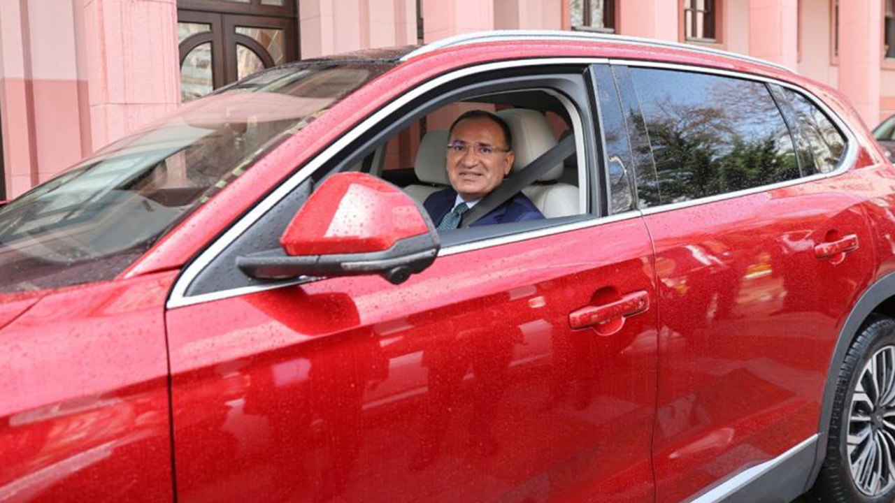 Adalet Bakanı Bozdağ, Togg ile sürüş deneyimi yaşadı