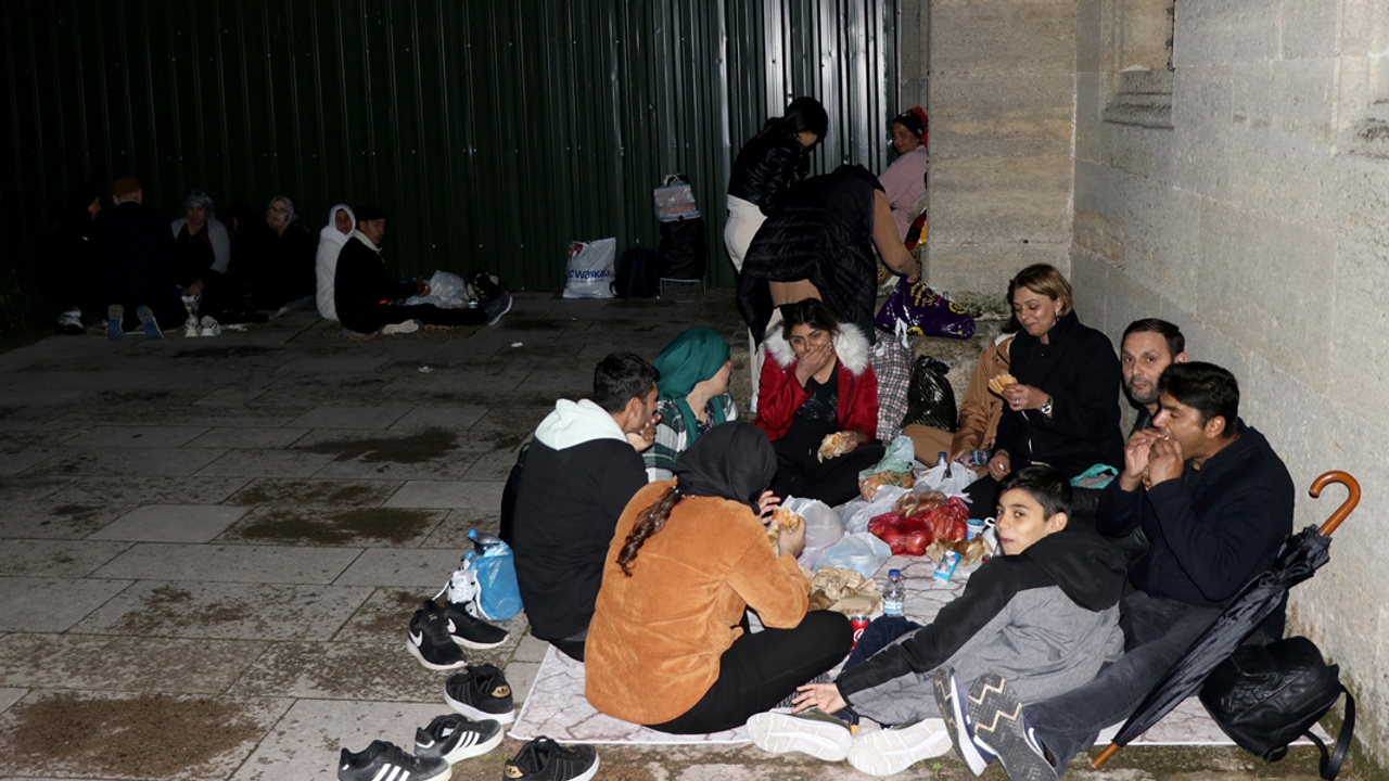 Kadir Gecesi'nde vatandaşlar Selimiye Camisi'nde iftar açtı