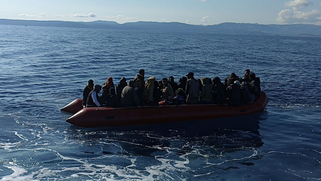 İzmir açıklarında 62 düzensiz göçmen son anda kurtarıldı