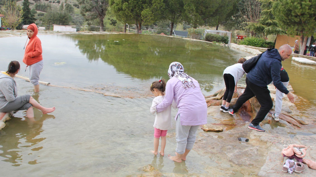 Denizli'de şifalı kırmızı suya turist akını