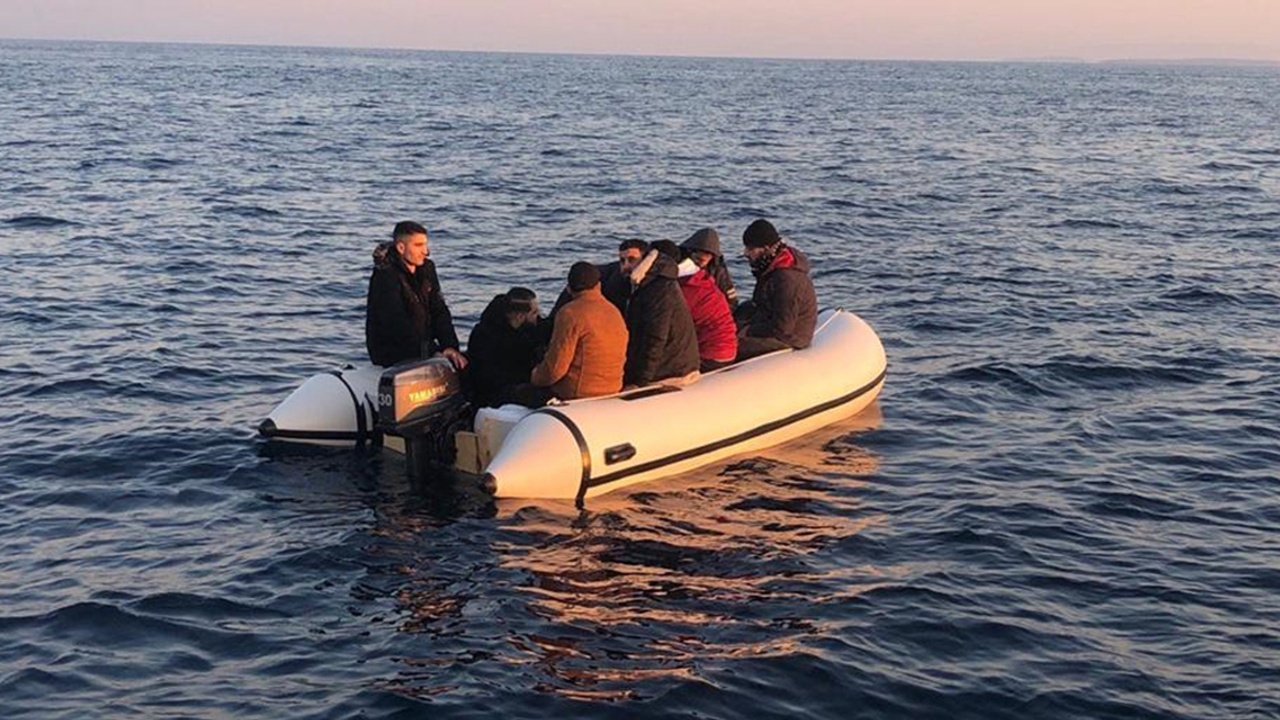İzmir açıklarında 24 düzensiz göçmen yakalandı