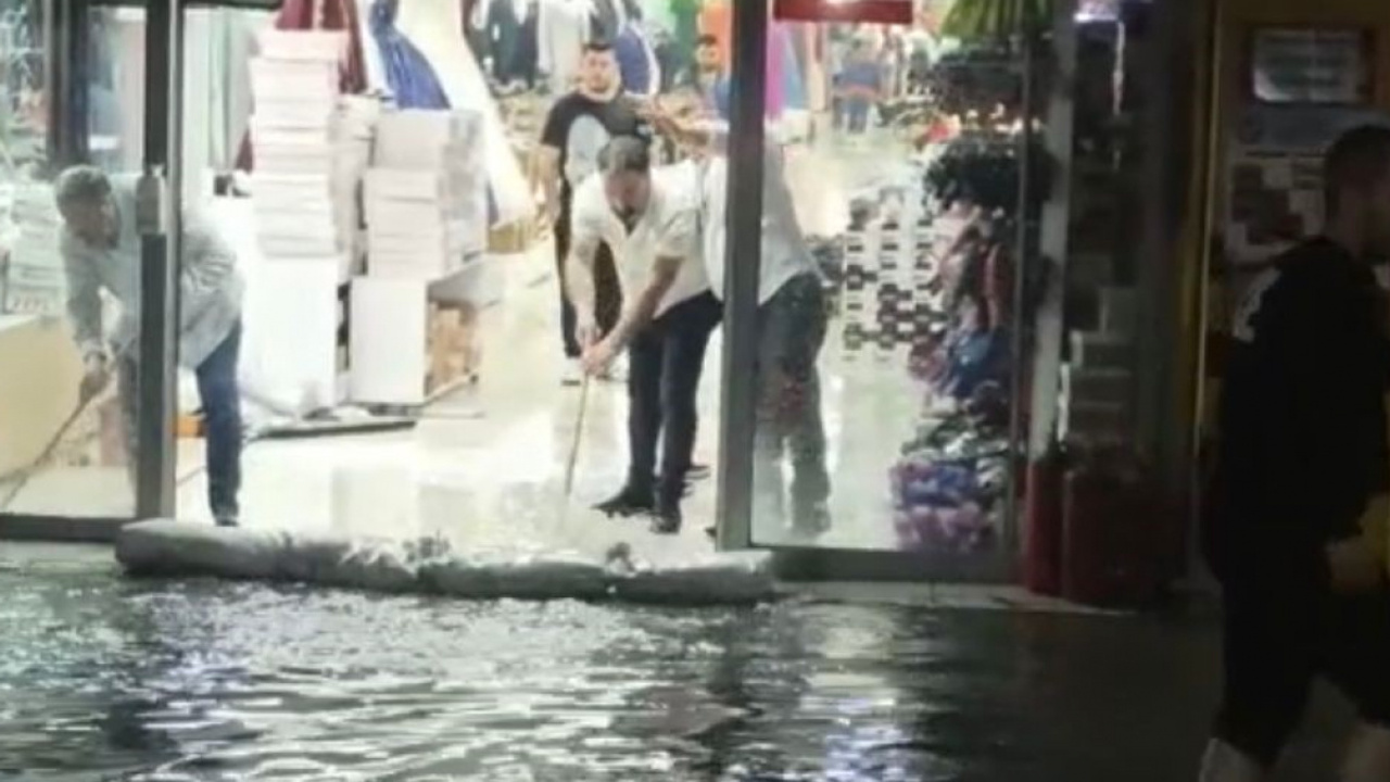 Sincan'a dolu yağdı! İşyerlerini su bastı!