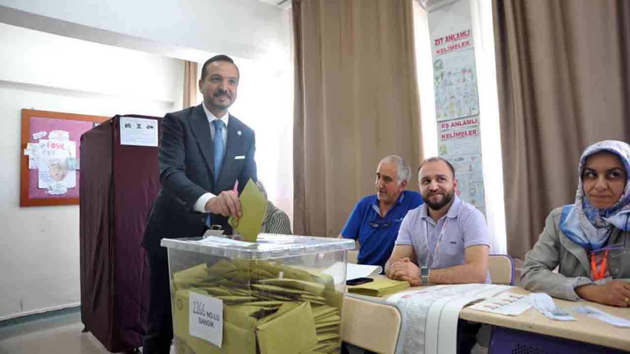 İYİ Parti Sözcüsü Zorlu, Kürşad Bey İlkokulu’nda oy kullandı