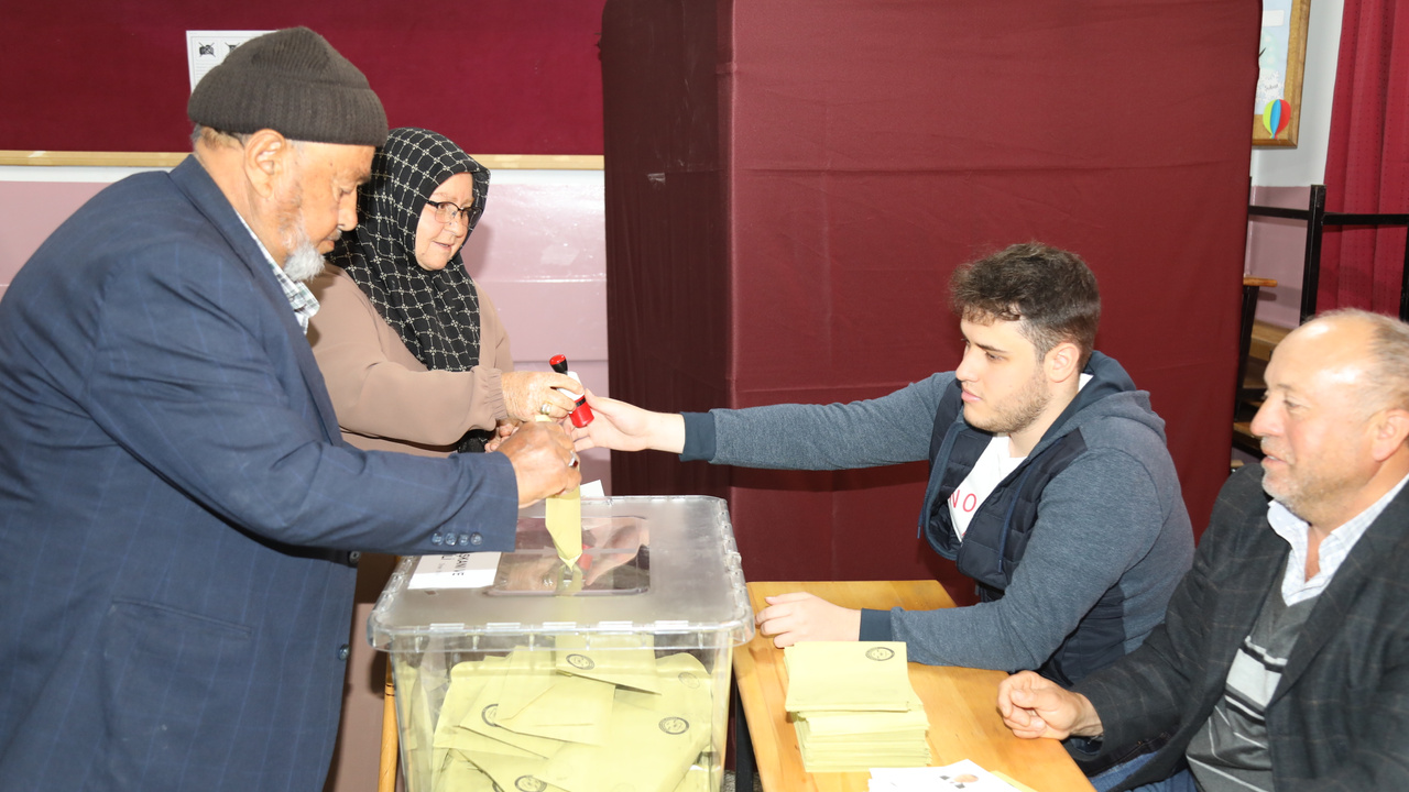 Çubuk'ta huzurevi sakinleri oylarını kullandı