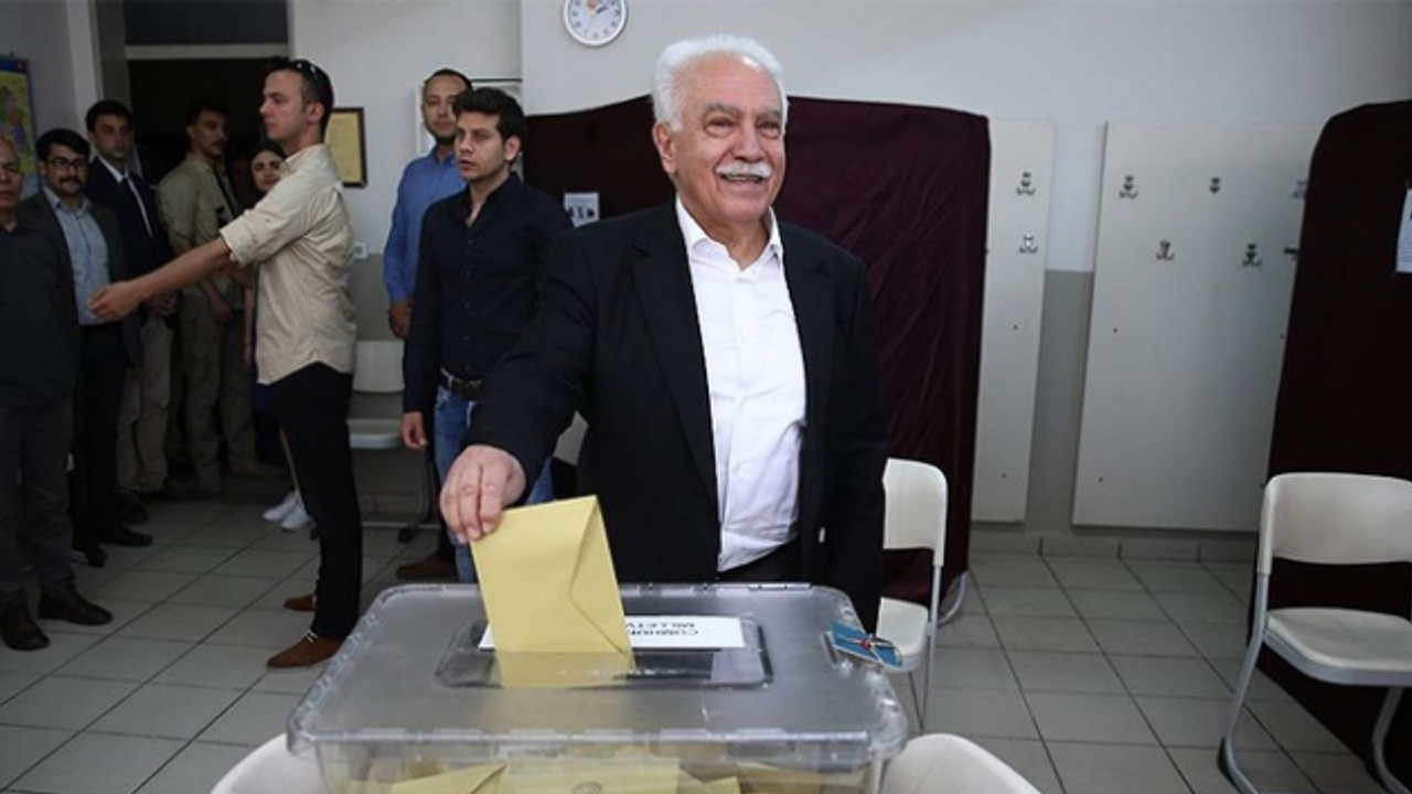 Vatan Partisi Genel Başkanı Perinçek İstanbul'da oyunu kullandı