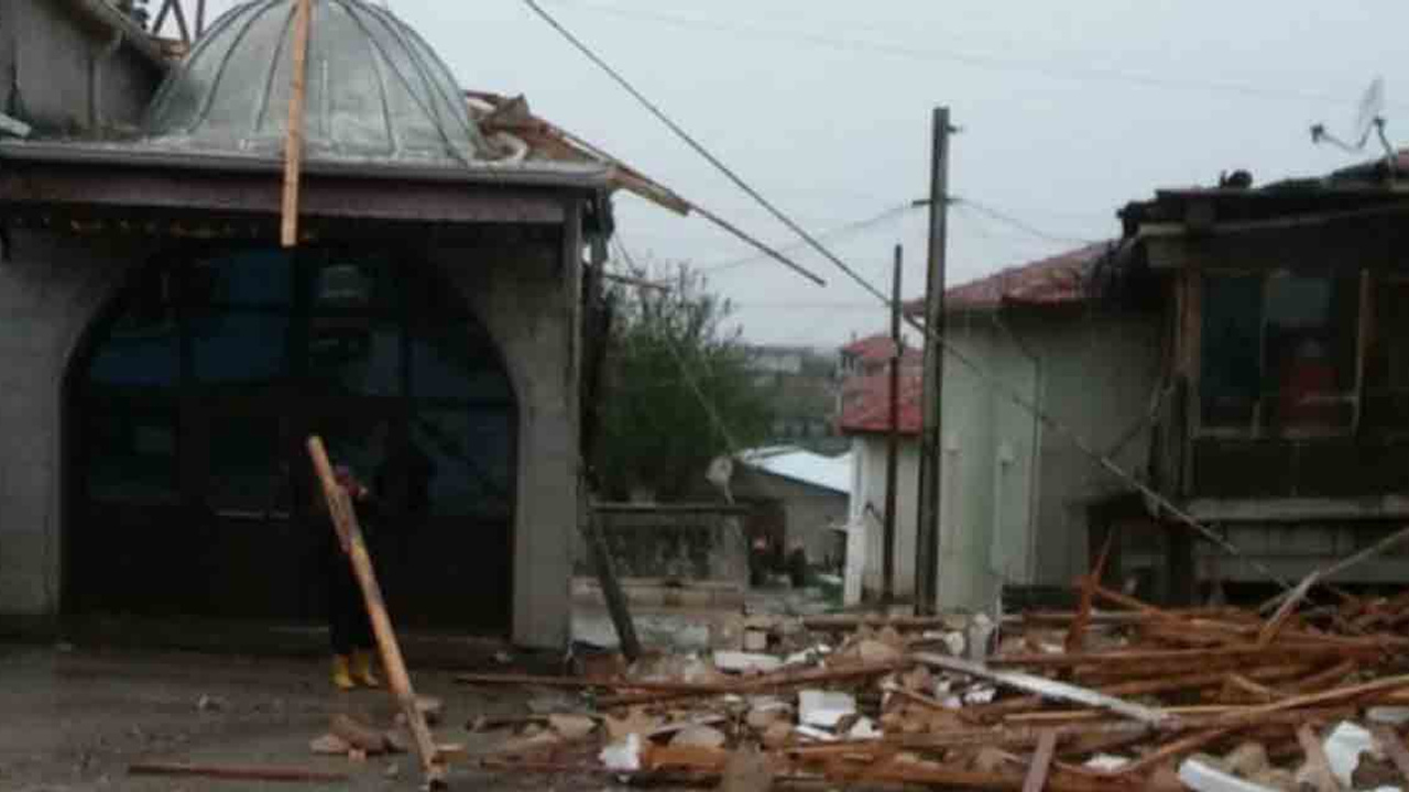 Ankara Kahramankazan'da yıkılan minare belediye ekiplerince onarılıyor